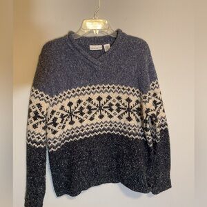 Croft & Barrow V-Neck Sweater in Blue and White